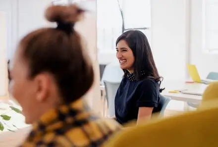 jeune femme souriant au travail