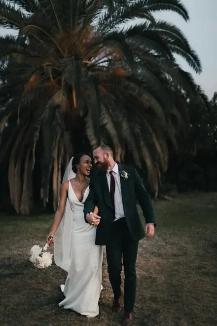 couple de jeune marié devant un palmier